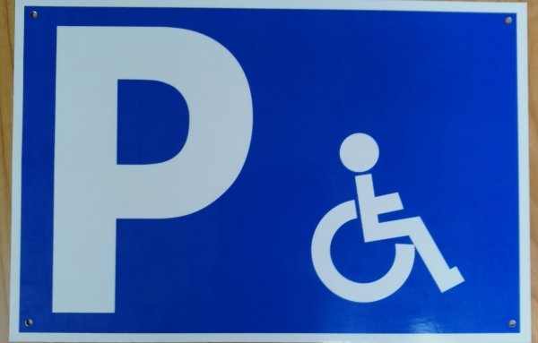 mozgáskorlátozottak helyét jelölő parkoló tábla